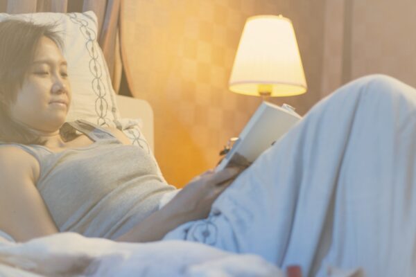 Ler em ambientes escuros faz mal à saúde dos olhos?