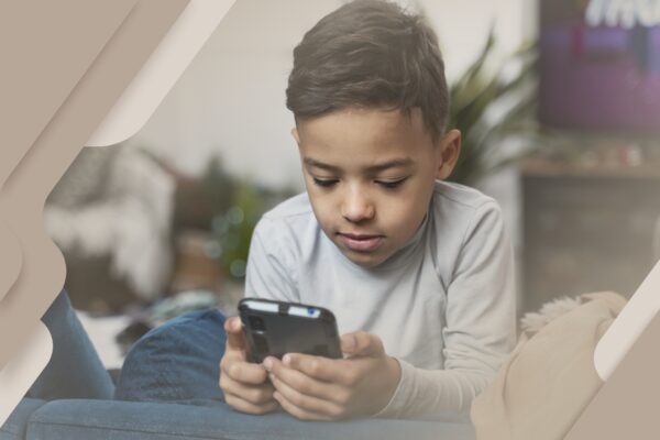 As férias chegaram: estabeleça limites para o uso de telas de seus filhos