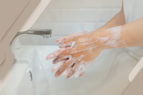 É crucial lavar bem as mãos antes de tocar nas lentes de contato