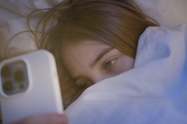 O modo “escuro” do celular é um aliado ou inimigo da visão?